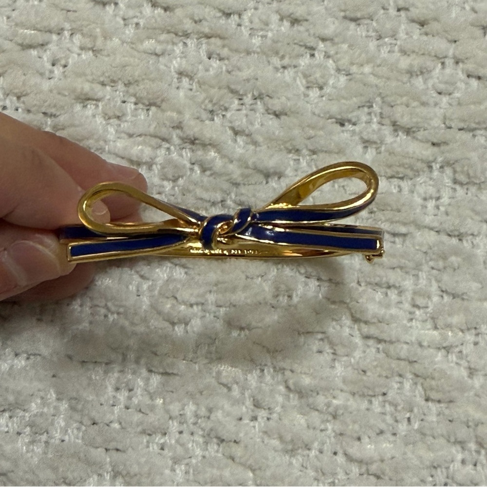 Kate Spade Bow Blue Gold Toned Hinged Bangle Bracelet - Picture 2 of 7